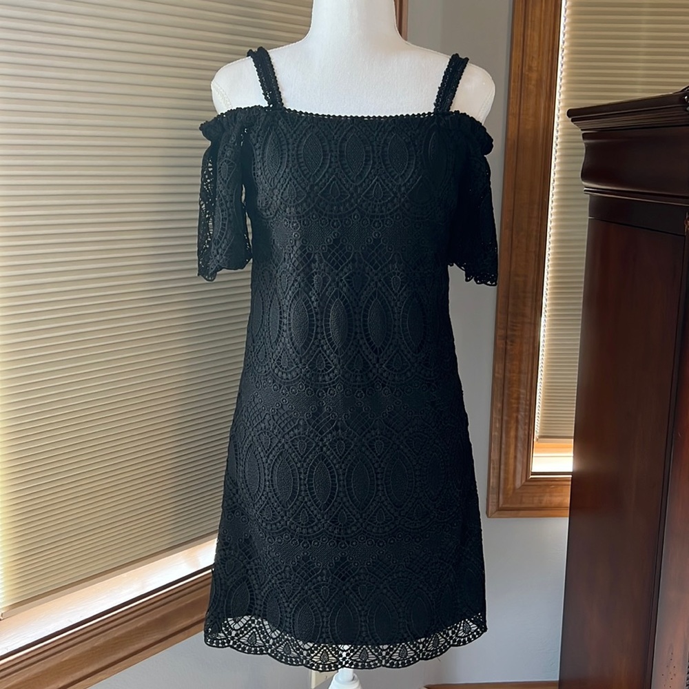 White House Black Market Size 00 lace cold shoulder dress EUC